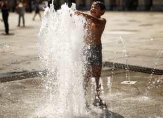 Weather warnings issued as heat wave strikes Eastern Europe