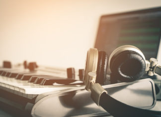 How to Pick The Best Studio Headphones So You Can Rock Out!