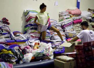 Volunteers rush to help Greece fire victims